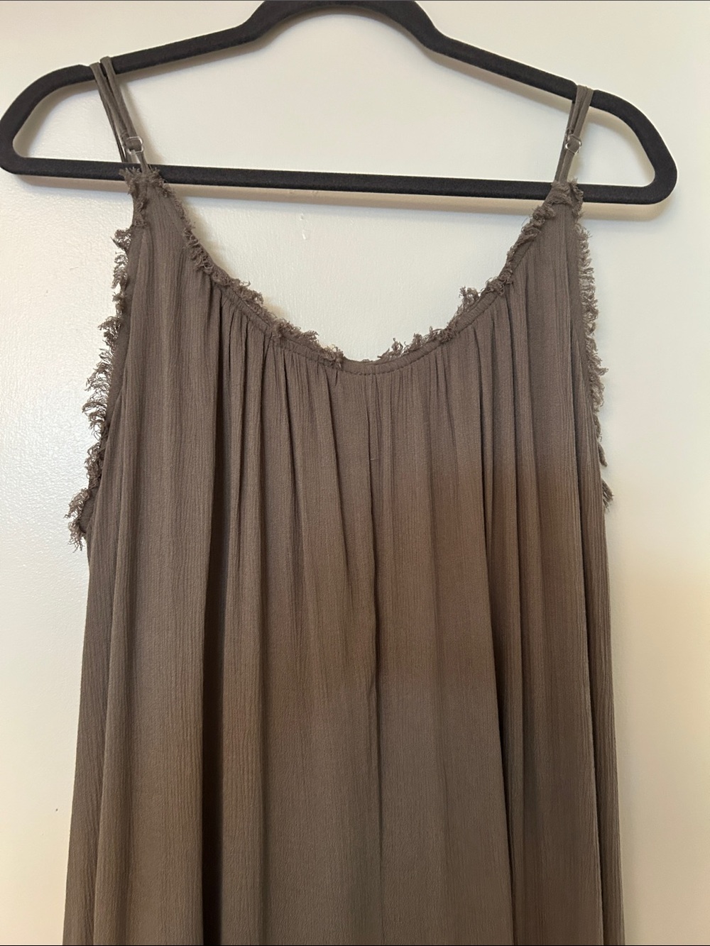 Sleeveless Flowing jumpsuit in olive green - Picture 2 of 6